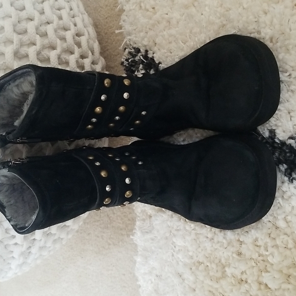 Uggs - Picture 1 of 6